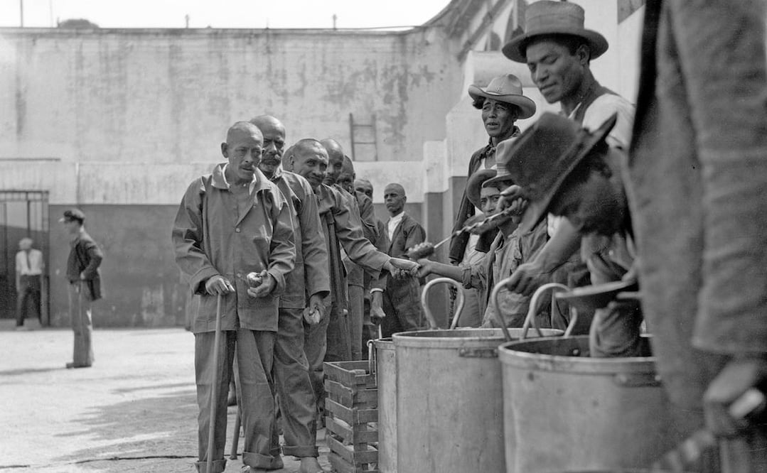 Mendigos formados para recibir alimentos (1940). Foto: FOTOTECA NACIONAL, COLECCIÓN SALUD PÚBLICA