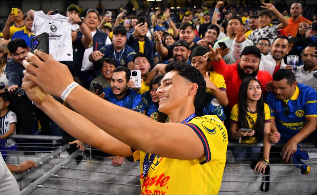 Ramón Juárez con la afición del América en el estadio BBVA. FOTO: IMAGO7