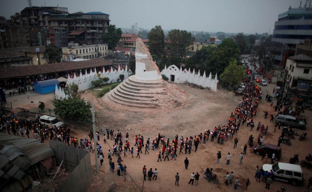 Miles rezaron por las víctimas en la destruida torre de Dharahara en Katmandú (Foto: AP)