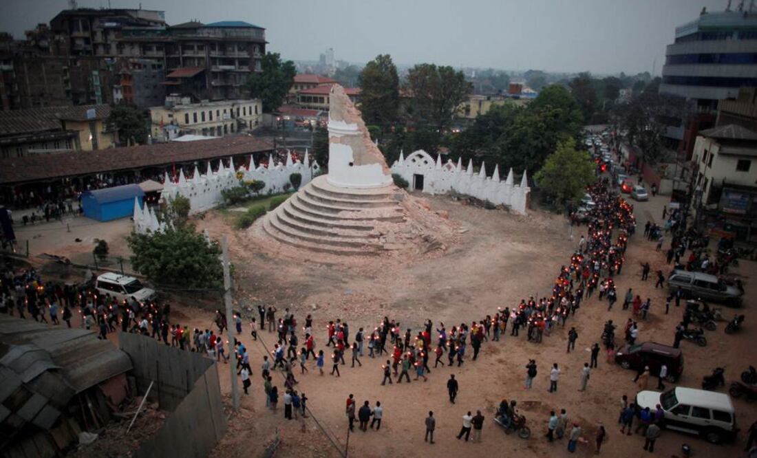 Miles rezaron por las víctimas en la destruida torre de Dharahara en Katmandú (Foto: AP)