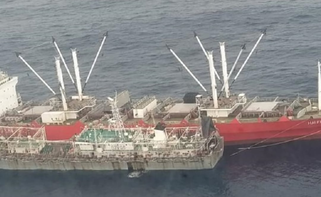 El periódico Expreso, de Ecuador, publicó esta fotografía de dos de los buques chinos que llegaron en julio a pescar en el límite con las islas Galápagos Foto: Especial