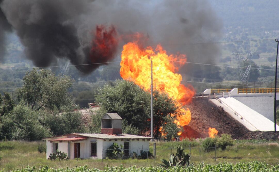 Incendio en toma clandestina de Acajete. (FOTO: Omar Contreras. EL UNIVERSAL)