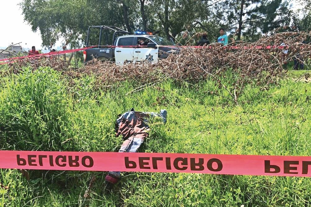 Una mujer fue encontrada muerta en un camino de terracería, en el municipio de Xonacatlán, Estado de México. La víctima, de alrededor de 30 años, estaba semidesnuda y con una herida en el cuello (JAVIER RODRÍGUEZ. EL UNIVERSAL)