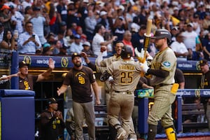 Padres remontan para vencer 6-4 a D-Backs y arman una fiesta en la CDMX