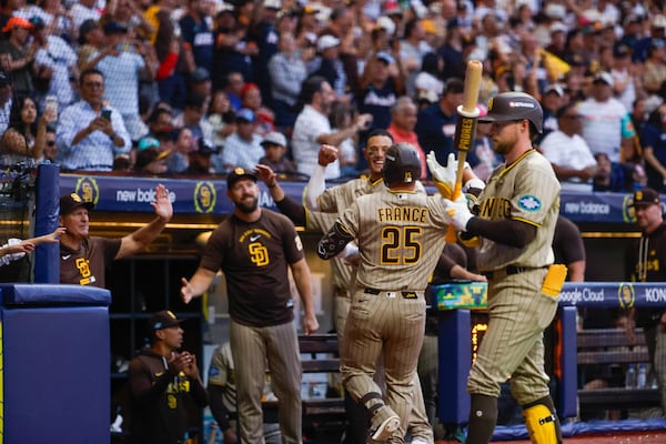 Padres remontan para vencer 6-4 a D-Backs y arman una fiesta en la CDMX