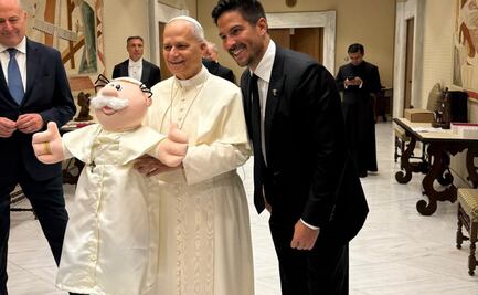 Dr Simi llega al Vaticano: Papa León XIV recibe peluche del famoso personaje ¡vestido como Sumo Pontífice!