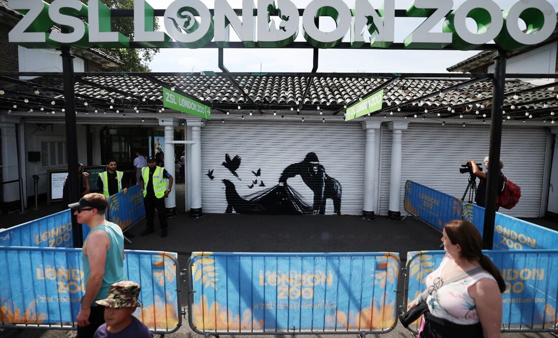 Banksy perpetua su obra en las instalaciones del Zoológico de Londres.
Foto: EFE / Andy Rain