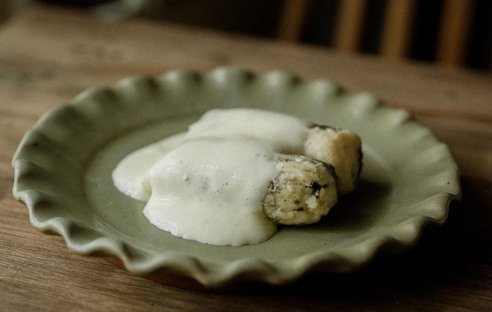 El tamal de elote con huitlacoche y crema ahumada de Rosetta equilibra el sabor del hongo del maíz con una textura suave. Foto: Instagram @resturanterosetta