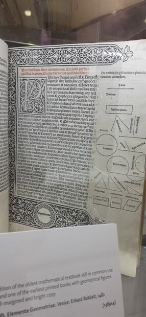 Los exclusivos tesoros literarios que resguarda la Feria Internacional del Libro de Sharjah