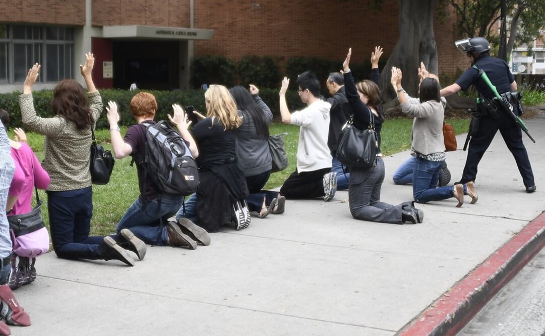 Policías revisan a estudiantes en el campus de la Universidad de California Los Angeles (Foto: Archivo/Xinhua)