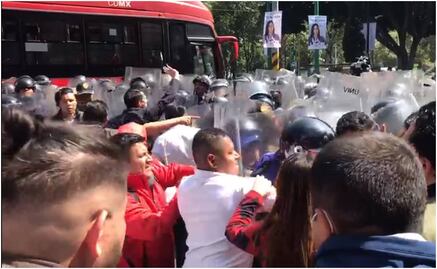 VIDEO: Se enfrentan otra vez trabajadores del Poder Judicial y policías, ahora en Insurgentes Sur