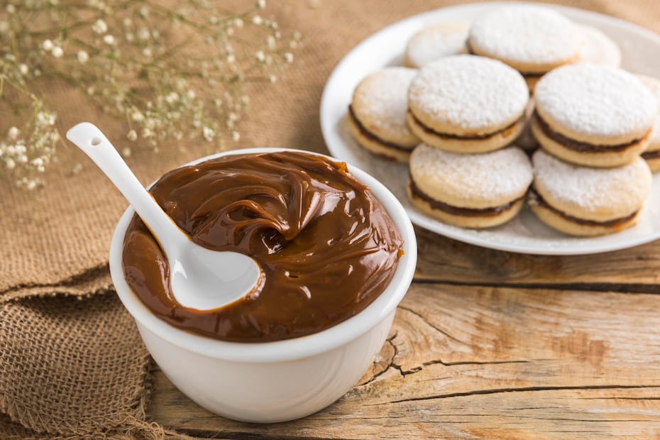 El dulce de leche destaca por su textura cremosa y su característico tono caramelo. Foto: Freepik