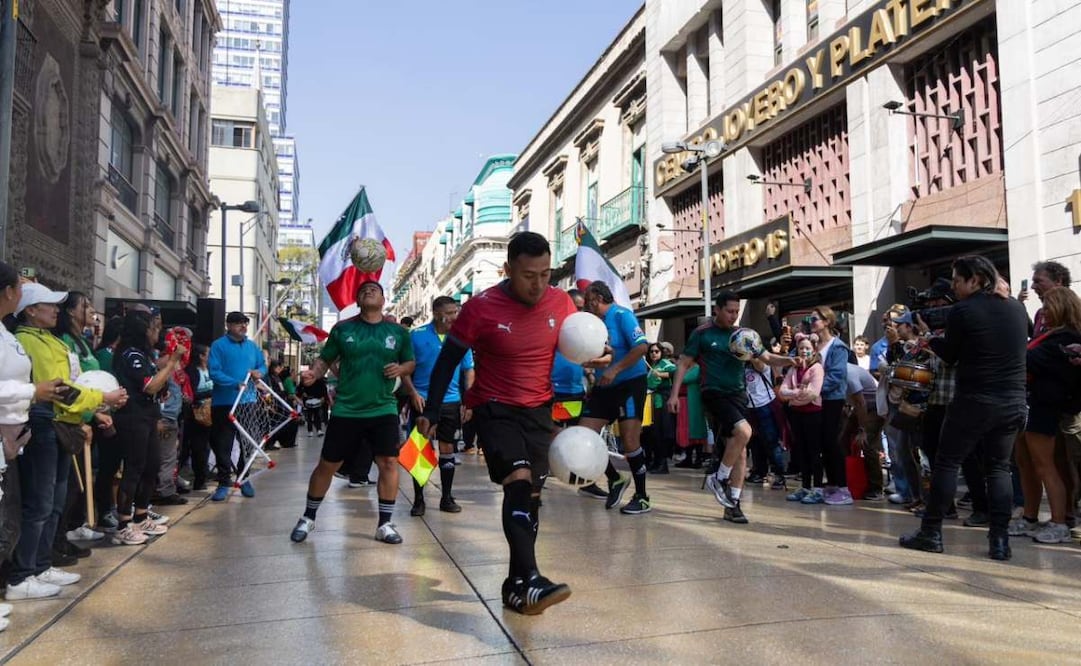 Con baile y música pilares realiza Flashmob "Amor Mundial” en el Centro Histórico; participan 500 personas.
Foto: Hugo Salvador / El Universal