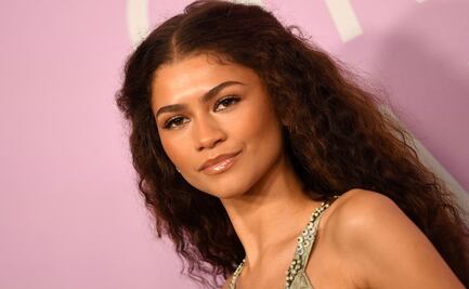 Zendaya luce impactante al combinar jeans a la cadera con corset