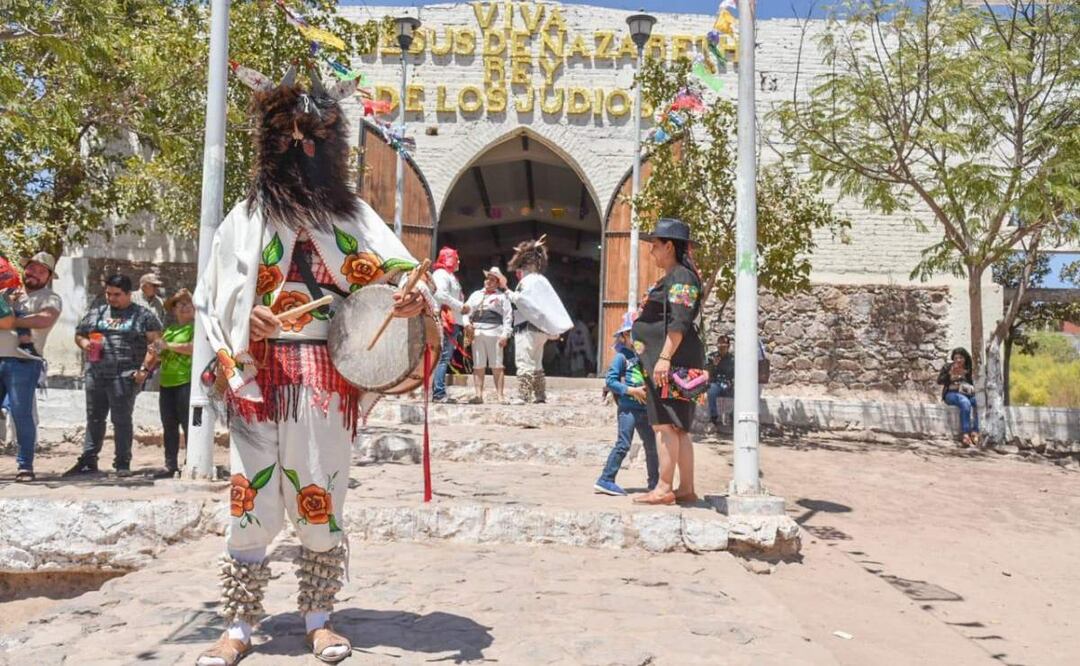 Indígenas Mayos-Yoremes durante recreación del Viacrucis de Jesús en Sinaloa (18/04/2025). Foto: Oficial