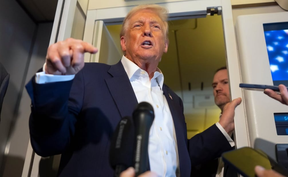 El presidente Donald Trump habla con periodistas a bordo del Air Force One durante su viaje de Kuala Lumpur, Malasia, a Tokio, Japón, el lunes 27 de octubre de 2025. Foto: AP