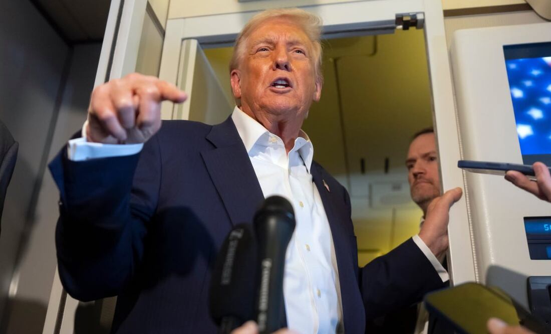 El presidente Donald Trump habla con periodistas a bordo del Air Force One. Foto: AP