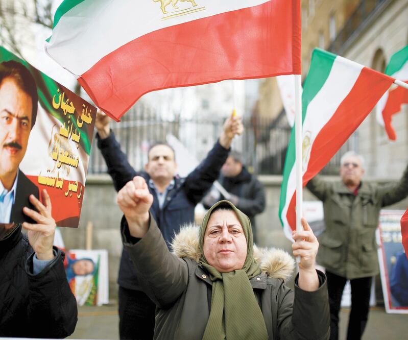 La gente realiza una manifestación, en apoyo de las protestas contra el régimen en curso que ocurren en Irán, en las afueras de Downing Street, en Londres. HENRY NICHOLLS. REUTERS