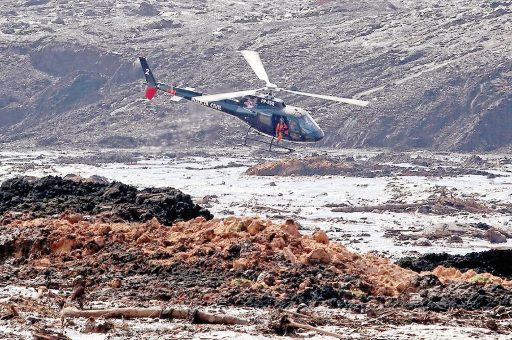 La ruptura de una represa que contenía residuos minerales de la compañía Vale, en Brumadinho, municipio de Minas Gerais, causó un río de lodo que destruyó algunas casas próximas a un poblado vecino y atrapó animales a su paso. Foto: EFE. 