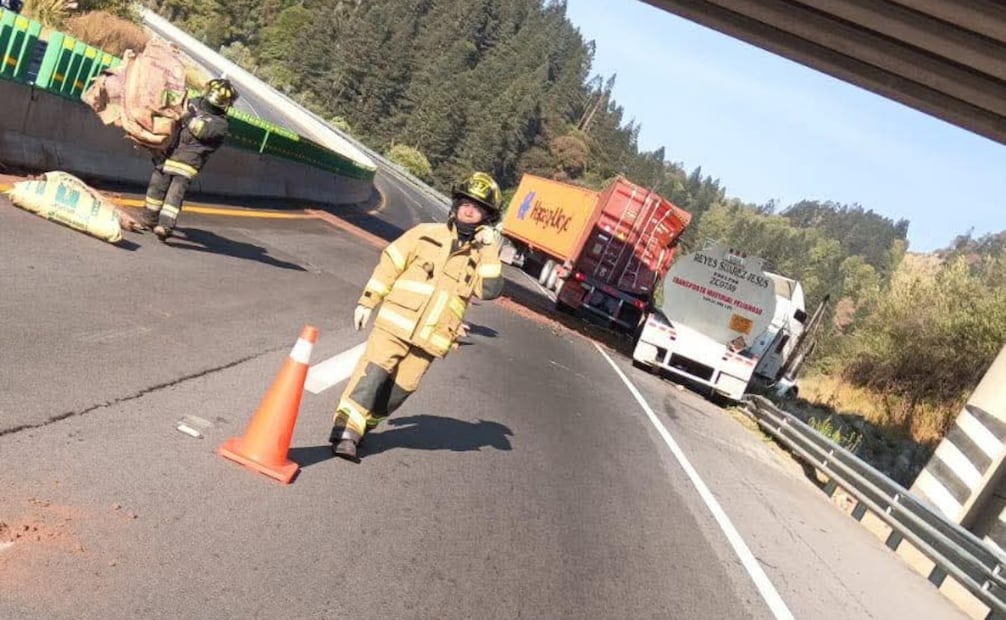 Accidente entre pipa de gasolina y tráiler. Foto: especial