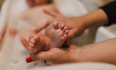 Hombre genera indignación por bañar a su bebé de forma paralela a la vajilla de su casa y así ahorra tiempo y agua
