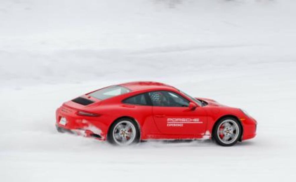 Al volante de un Porsche sobre la nieve de Canadá