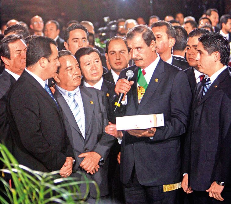 En 2006, en su sexto Informe de Gobierno, Vicente Fox Quesada se vio obligado a entregar el documento en el vestíbulo del Palacio Legislativo (ARCHIVO EL UNIVERSAL)