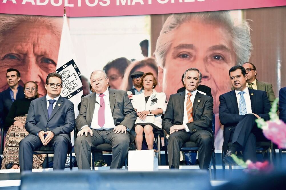 En otro evento, el jefe de gobierno de la Ciudad entregó tarjetas de apoyo alimentario a seis mil 600 nuevos beneficiarios de los tercera edad (ESPECIAL)