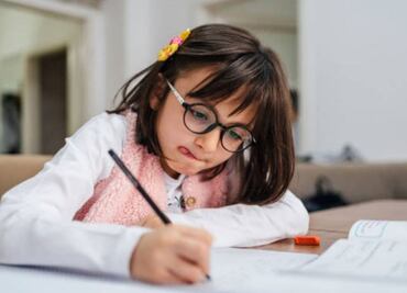 Estudio revela el origen del gesto de sacar la lengua al escribir; ¿qué dice?