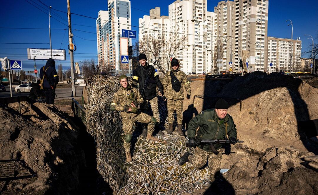 "Las únicas flores que recibirán de nuestra parte serán para sus tumbas", dice un empleado bancario. Foto: AFP 