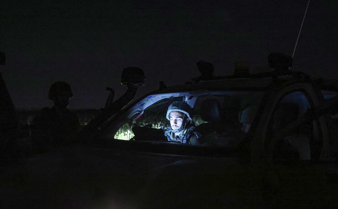 Un soldado israelí, durante la búsqueda de un cohete que aterrizó en los Altos del Golán anexados por Israel. Foto: AFP