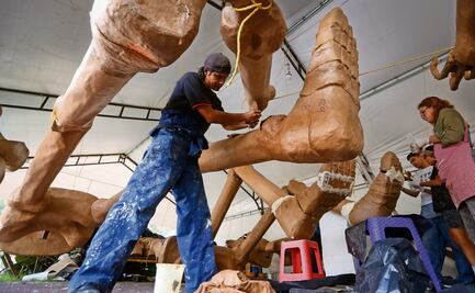 Dan vida a las figuras para la megaofrenda