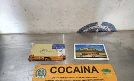 Policía de Colombia decomisa cocaína en frascos de champú para caballos