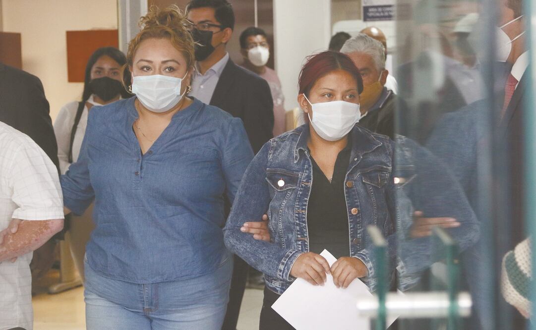 Marisol Tapia, madre de Brandon Giovanni (derecha), expuso que las autoridades pudieron haber evitado el accidente en el Metro. Foto: Carlos Mejía. EL UNIVERSAL