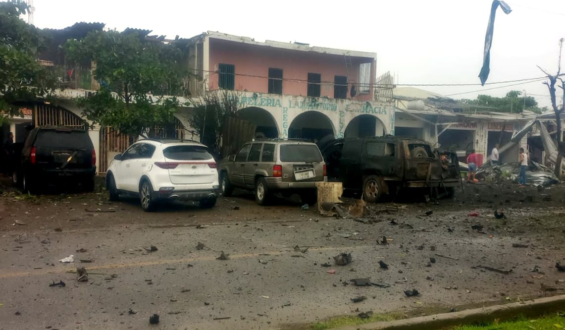 Un vehículo con explosivos estalló afuera de la comandancia de la Policía Comunitaria de Coahuayana, Michoacán. Foto: especial