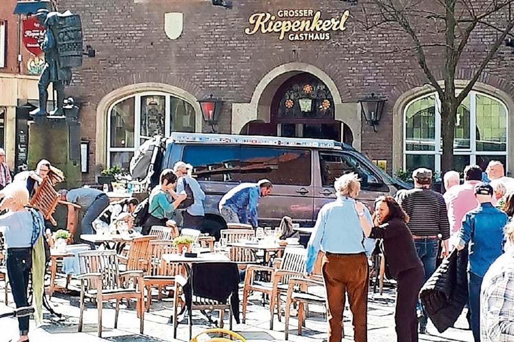 Hombre atropella a comensales y mata a dos en Alemania