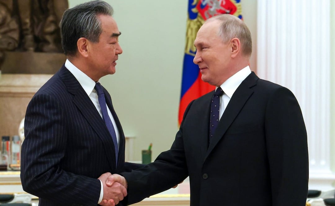El presidente ruso, Vladimir Putin, saluda al jefe de política exterior del Partido Comunista Chino, Wang Yi, durante su reunión en el Kremlin en Moscú, Rusia. Foto: AP 