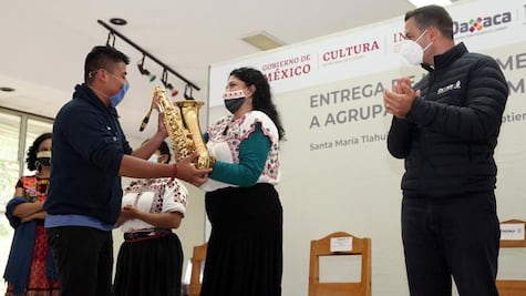 Entregan instrumentos musicales a 10 agrupaciones de Oaxaca