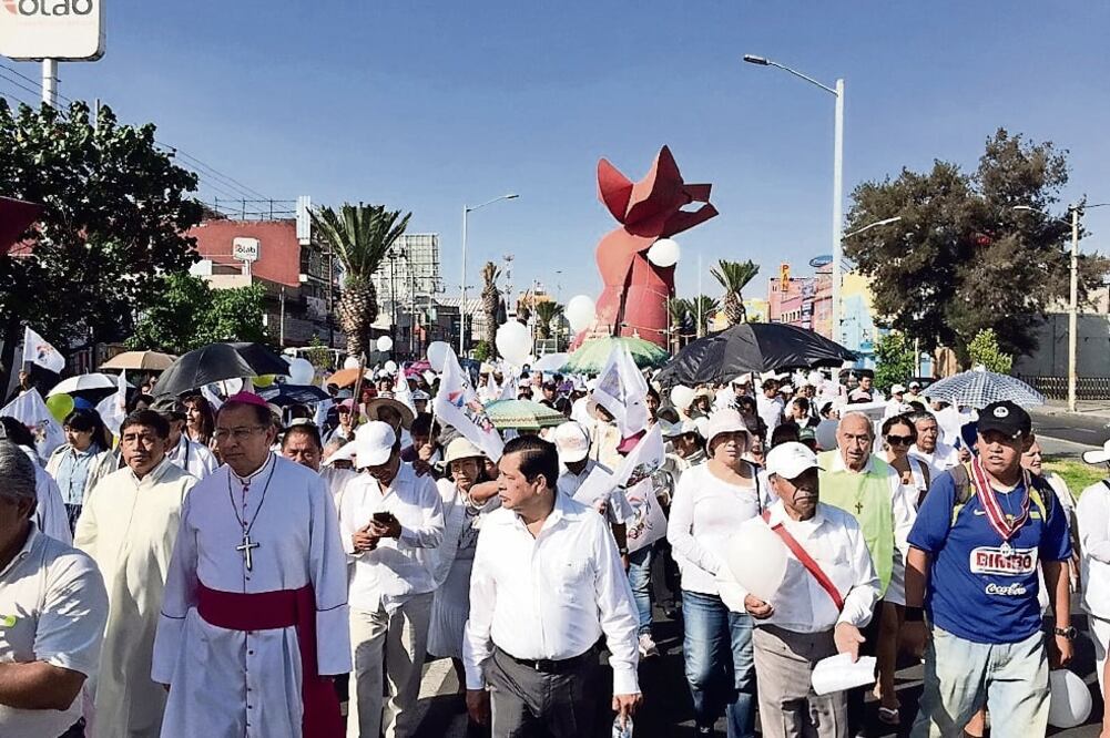 Los manifestantes, vestidos con ropa de color blanco, se reunieron en la Glorieta del Coyote y caminaron 6.2 kilómetros hasta el estadio de la Universidad Tecnológica de Nezahualcóyotl, donde terminó la parada religiosa (EMILIO FERNÁNDEZ. EL UNIVERSAL)