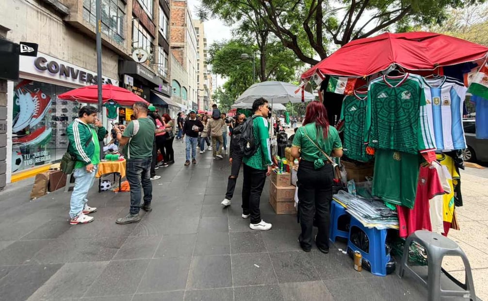 Durante un recorrido realizado por EL UNIVERSAL, se observó que también se venden máscaras parecidas a las que usan los luchadores. 
Foto: Arturo Ordaz Díaz