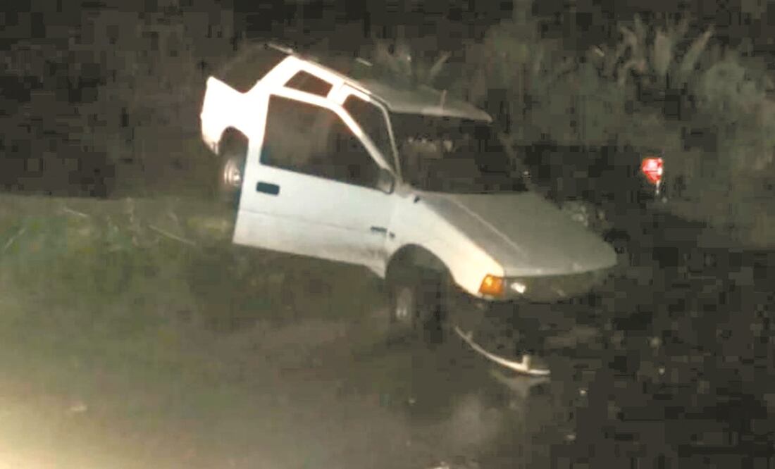 En el lugar quedó una camioneta en la que supuestamente llegaron los sicarios. Foto: ESPECIAL