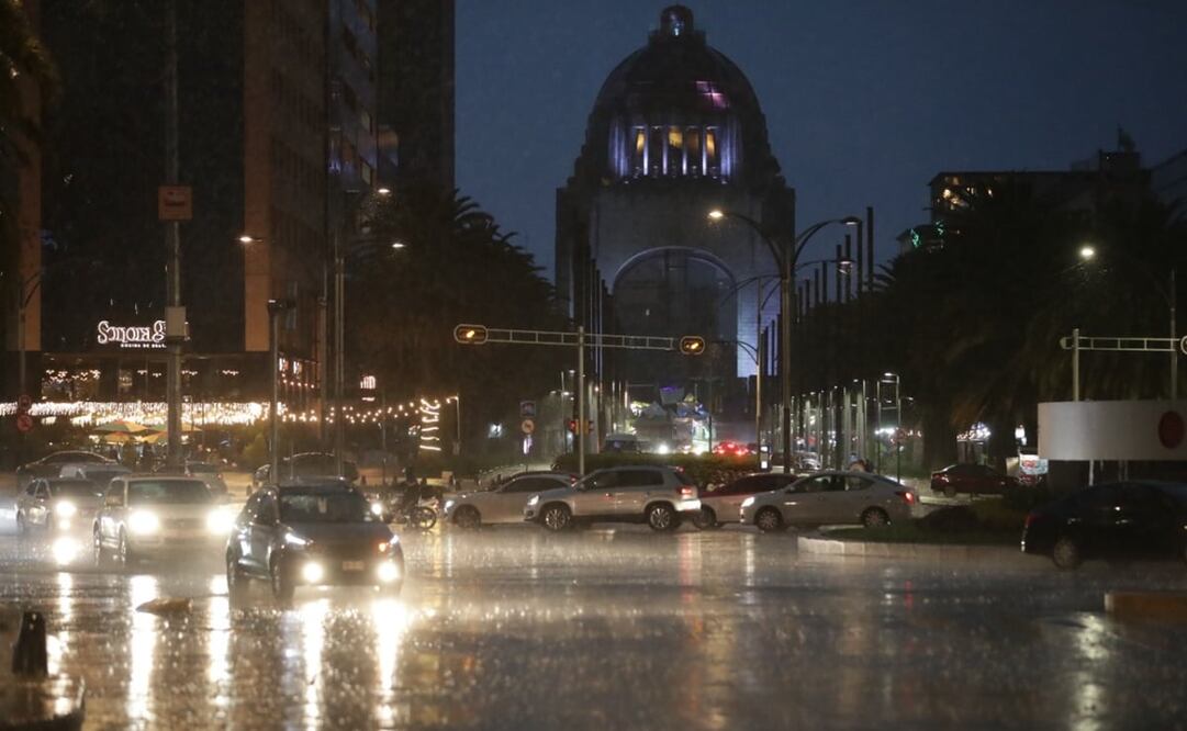 La lluvia de esta tarde sorprendió a los capitalinos al caer en los primeros días de enero. Foto: Juan Boites / EL UNIVERSAL 