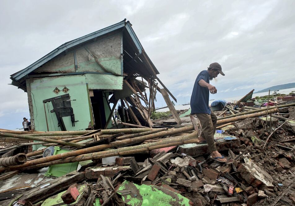 Las consecuencias de un tsunami in Sumur, Indonesia. Foto: AP / Fauzy Chaniago, archivo 