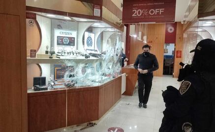 Asaltan joyería en Plaza Lindavista; con marros, sujetos rompieron las vitrinas del negocio