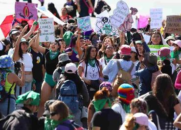 Acuden mil asistentes a marcha por la despenalización del aborto en CDMX
