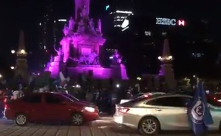 Aficionados de Cruz Azul celebran en el Ángel de la Independencia