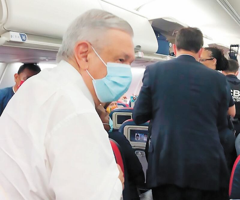 Tras siete horas de vuelo, con una escala en Atlanta, el presidente Andrés Manuel López Obrador, quien por primera vez utilizó cubrebocas, llegó a Washington, en donde hoy se reunirá con el mandatario Donald Trump. CUA RTOSCURO
