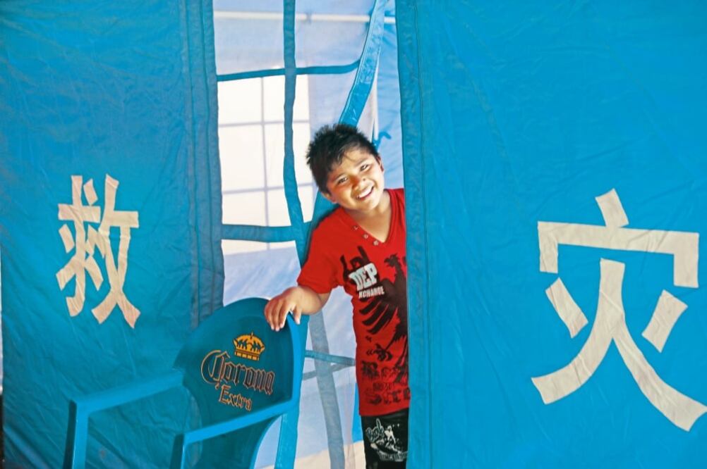 Uno de los niños sobrevivientes de la familia Morales se divierte en su hogar temporal, en la octava sección de Juchitán. Muchos prefieren vivir así que morir sepultados por sus viviendas dañadas por el sismo del 7 de septiembre. (CARLOS REYES. EL UNIVER)