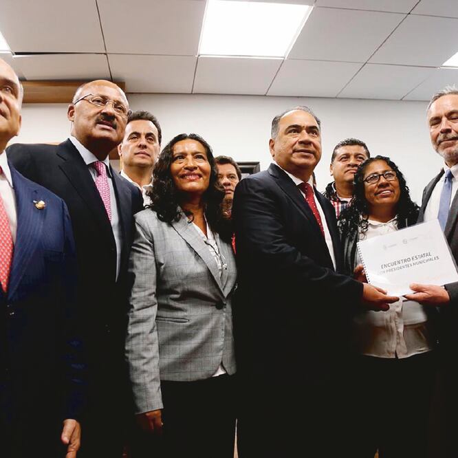 Acompañado de legisladores, Héctor Astudillo (centro) acudió a San Lázaro a entregar los documentos con las propuestas de los ediles de Guerrero. (ESPECIAL)