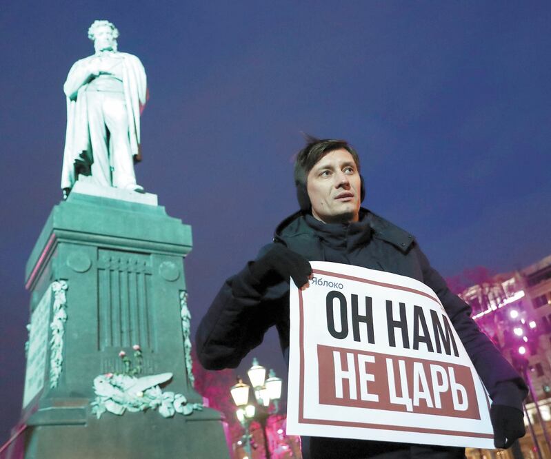 El opositor Dmitry Gudkov durante una protesta, en Moscú, contra el Parlamento, que aprobó una reforma por la que el mandatario Vladimir Putin podría estar en el poder dos mandatos más. Foto: EVGENIA NOVOZHENINA. REUTERS